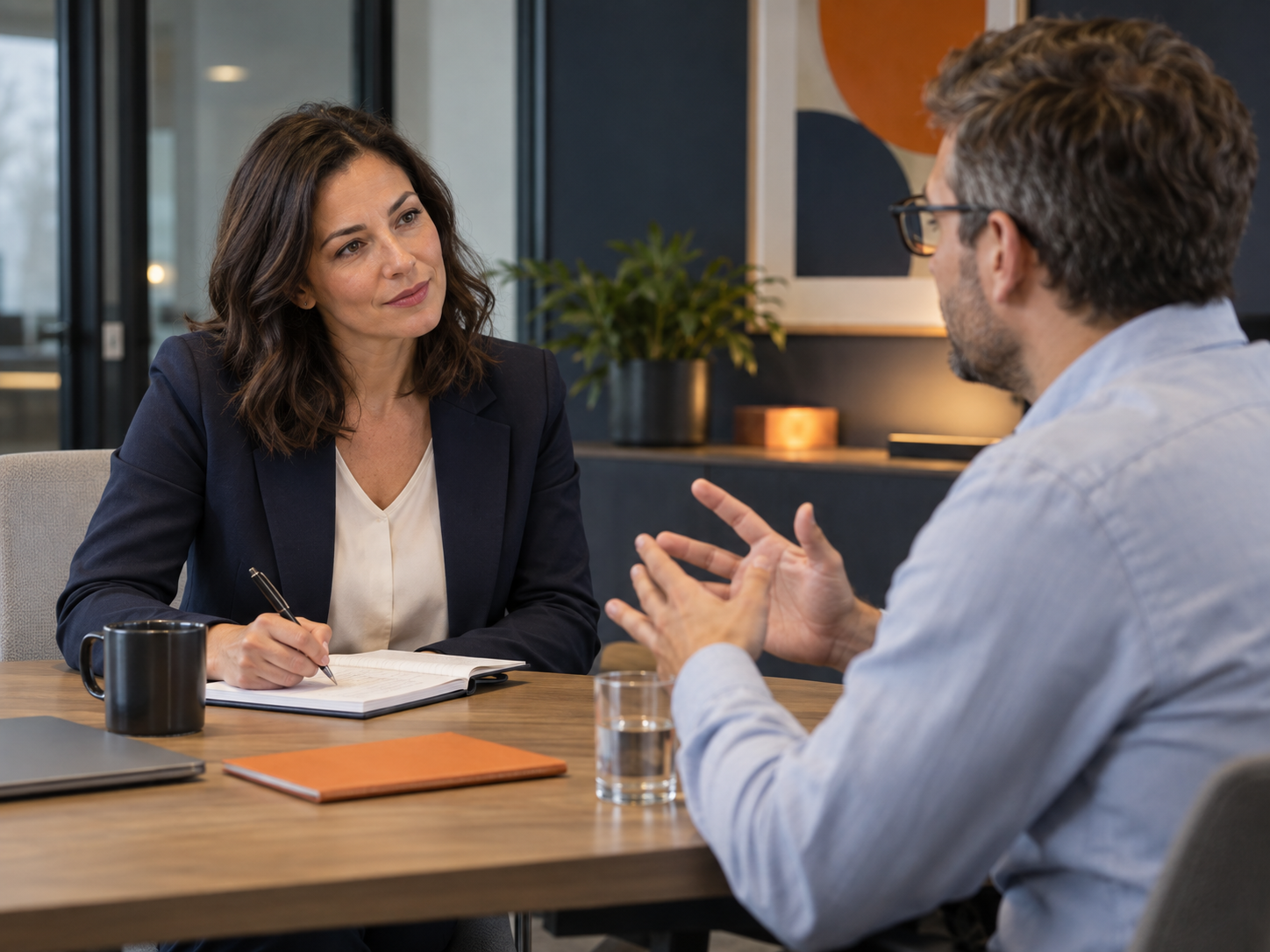 Profissional conduzindo uma entrevista de eventos comportamentais